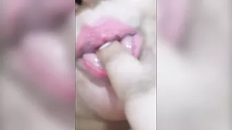 Desi mom masturbating and showing her pussy close-up and boobs