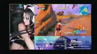 Chica gamer juega fortnite