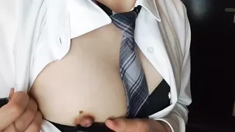 乳首にローターあててビンビンにしちゃう変態JK